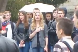 Севастопольские студенты покинули плац во время поднятия флага России 