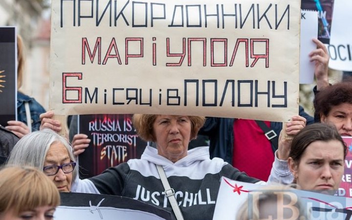 "Будемо виходити, поки не повернеться останній захисник Маріуполя": родини полонених провели акцію у Львові