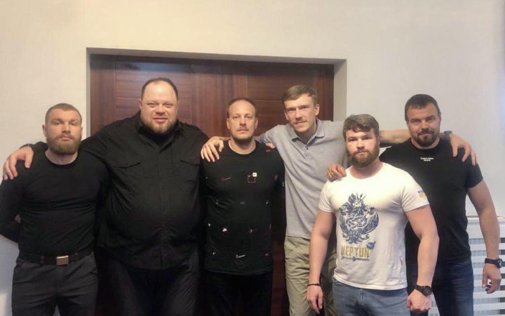 З'явилось нове фото командирів оборони Маріуполя, які за умовами обміну перебувають у Туреччині