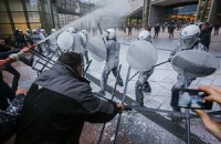 Фермеры вновь облили Европарламент молоком