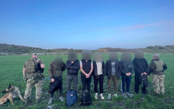 Біс впіймав: на Одещині службовий собака "винюхав" двох нелегалів. Ще п’ятьох виявили дроном