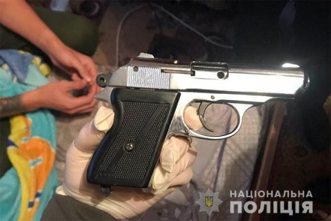 В Хмельницком двое парней стреляли по прохожим из окна квартиры 