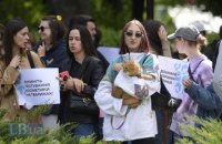 В Харькове девятиклассница издевалась над котом, а ее подруга снимала это на телефон