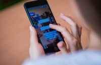 В Англії учням заборонять користуватися мобільними телефонами у школах