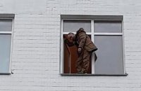 Задержанный за пикет телеканала "НАШ" передумал прыгать со здания полиции (обновлено) 