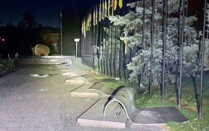 Окупанти обстріляли Кривий Ріг і центр Нікополя. Є загиблий, пошкоджено Алею памʼяті