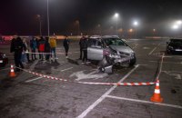 На парковке ТРЦ в Киеве водитель сбил двух людей и врезался в три автомобиля (обновлено)