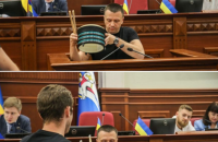 На сесії Київради депутати від "УДАРу Віталія Кличка" вручили голові Дніпровської РДА  барабан "від стресу"