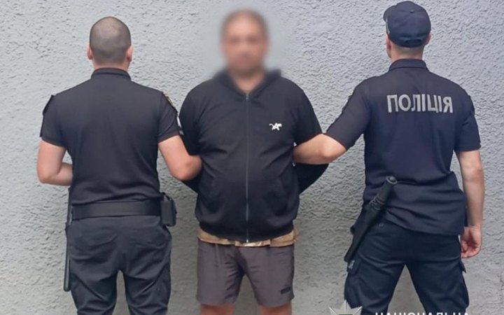 На Закарпатті поліція затримала чоловіка, який погрожував підірвати гранату в будинку