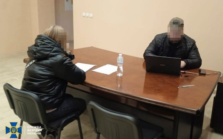 ​Власницю салону краси в Ізюмі підозрюють у роботі на ФСБ: випитувала у клієнтів інформацію про ЗСУ 