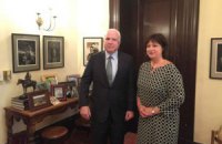 Яресько попросила сенатора Маккейна помочь вооружить Украину