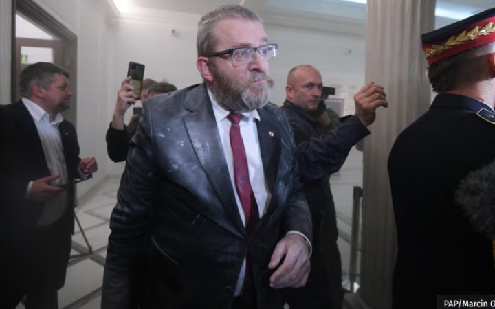 У польському Сеймі проросійський депутат Гжегож Браун затушив ханукальні свічки вогнегасником