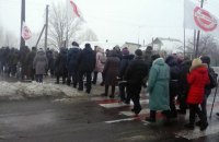 Жители села под Киевом перекрыли черниговскую трассу