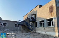 В Ізюмі внаслідок нічної атаки росіян пошкоджено гімназію. Охоронець дістав поранення