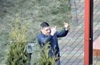 Российский дипломат в Латвии устроил вечеринку, вопреки карантину, и показывал неприличные жесты недовольным соседям 