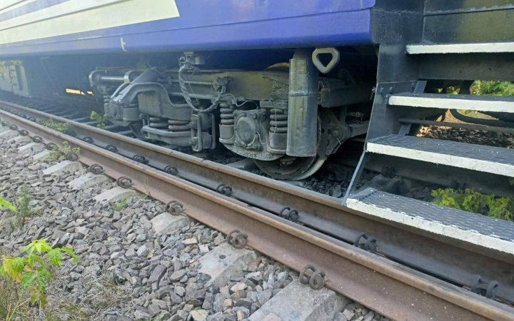 На Закарпатті зійшли з рейок три вагони пасажирського поїзда 