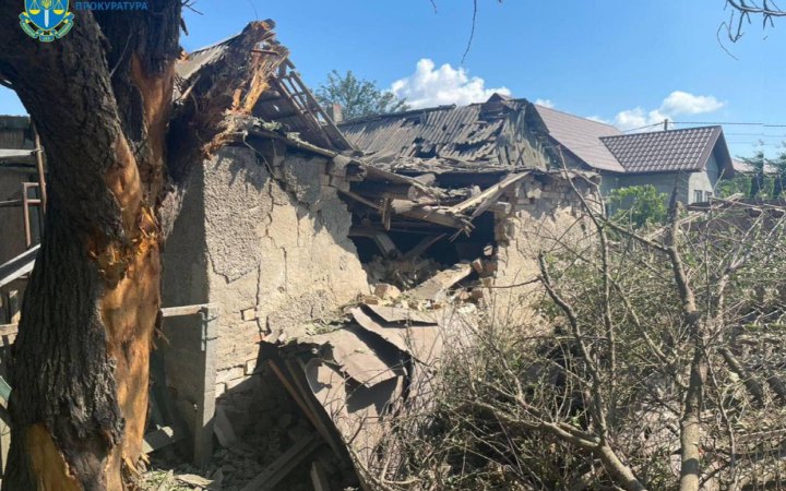 Росіяни вдарили по житлових кварталах Херсона, через обстріл поранені діти