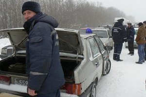 На заснеженной трассе Киев-Чоп продавали хлеб по 20 грн