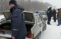 На заснеженной трассе Киев-Чоп продавали хлеб по 20 грн