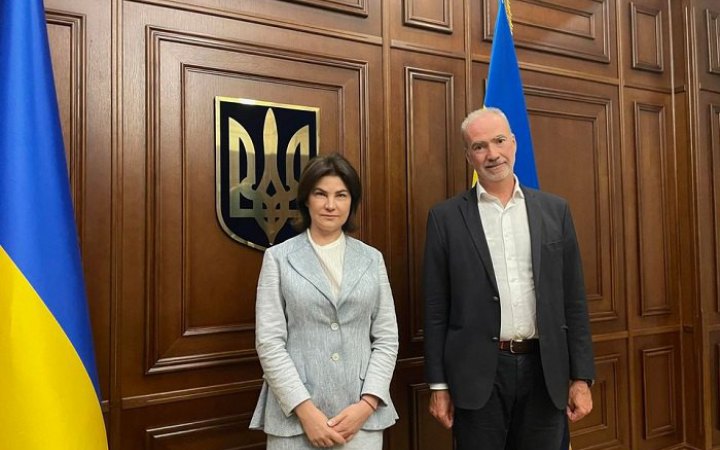 ​Експерти з Франції допомагають збирати докази воєнних злочинів окупантів на Чернігівщині