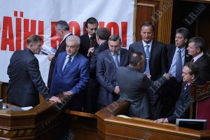 БЮТ убрал стулья и свернул плакаты 