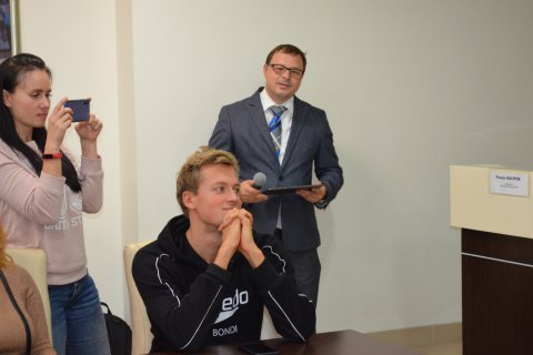 Чемпиона мира и Европы по плаванию в родном Ровно заставляют платить за бассейн и не пускают к нему тренера