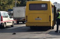 На проспекте Свободы в Киеве маршрутка сбила трех человек на переходе, одна женщина умерла (обновлено)