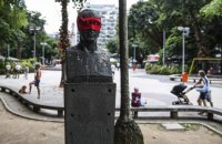 Бразильские художники завязали глаза ста памятникам