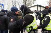 Біля Софійського собору затримали двох чоловіків з холодною зброєю