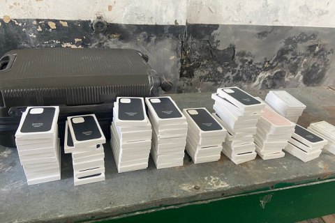 На границе с Польшей у украинца изъяли более 60 iPhone 13