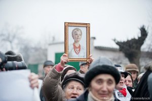 Сторонники пытаются передать рождественский каравай для Тимошенко