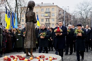 Янукович попросил украинцев помолиться о погибших от Голодомора