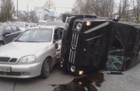 Машина известного телеведущего попала в аварию