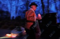 В центре Киева собираются люди с цветами и снопами