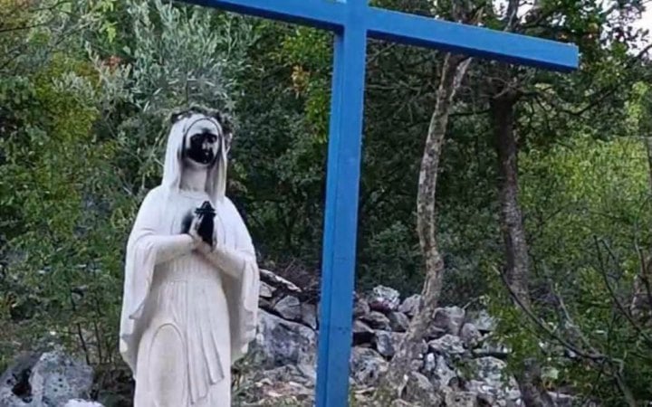 У центрі паломництва – Меджугор’ї – вандали осквернили статую Богородиці та підпалили вівтар