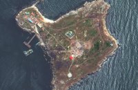 Maxar показала спутниковые снимки Змеиного и затопленный десантный катер "Серна"