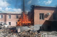 Росіяни дронами вдарили по Прилуках. Була пожежа на території райвідділку поліції