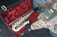 На КПВВ "Гнутове" у чоловіка вилучили саксофон вартістю півмільйона гривень