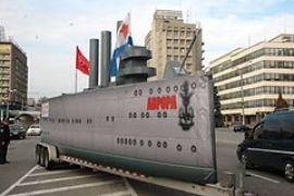 Коммунисты прокатили по Запорожью картонную "Аврору"
