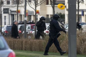 Захвативший заложников под Парижем сдался полиции