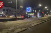 У Києві на з’їзді з проспекту Перемоги на Янгеля Lada влетіла у пішохідний перехід (оновлено)