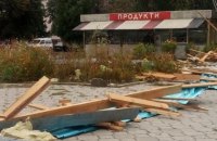 В Житомирской области сильный ветер сорвал крышу с магазина