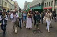 По центру Москвы прошли люди в вышиванках