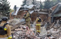 У Краматорську з-під завалів після російського авіаудару дістали тіло загиблого