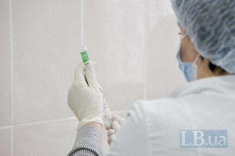 Минздрав разрешил вакцинировать общественных деятелей вне очереди для популяризации прививок