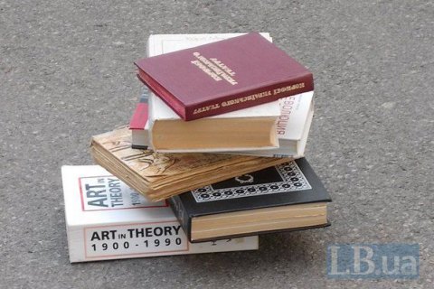 У Китаї школярам заборонили рвати підручники перед іспитом