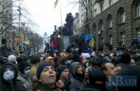 Митингующие возле АП просят помощи депутатов