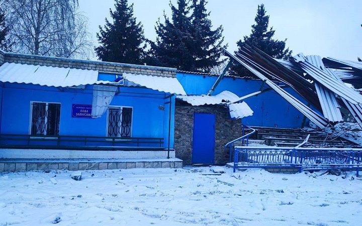 Унаслідок російських обстрілів Харківщини пошкоджені будинки, футбольний стадіон і дитячий садок