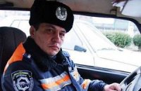 Гаишник читает водителям стихи
