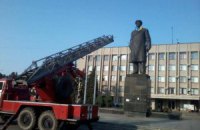  Пам'ятнику Леніну в Слов'янську вдягнули синьо-жовтий шарф